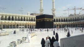 Ilustrasi kegiatan di sekitar Kakbah, pusat aktivitas ibadah haji dan umrah bagi umat Islam. Kegiatan ritual ini diprediksi bakal terkena imbas konflik timur tentah. — Dok. Istimewa